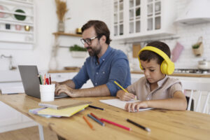 Aprender inglês adulto x criança: qual é a diferença real?